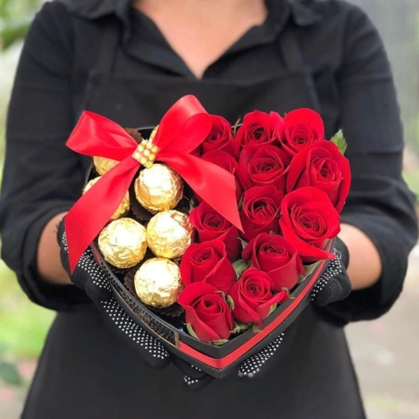 Caja Corazón con Rosas + Ferrero Rocher