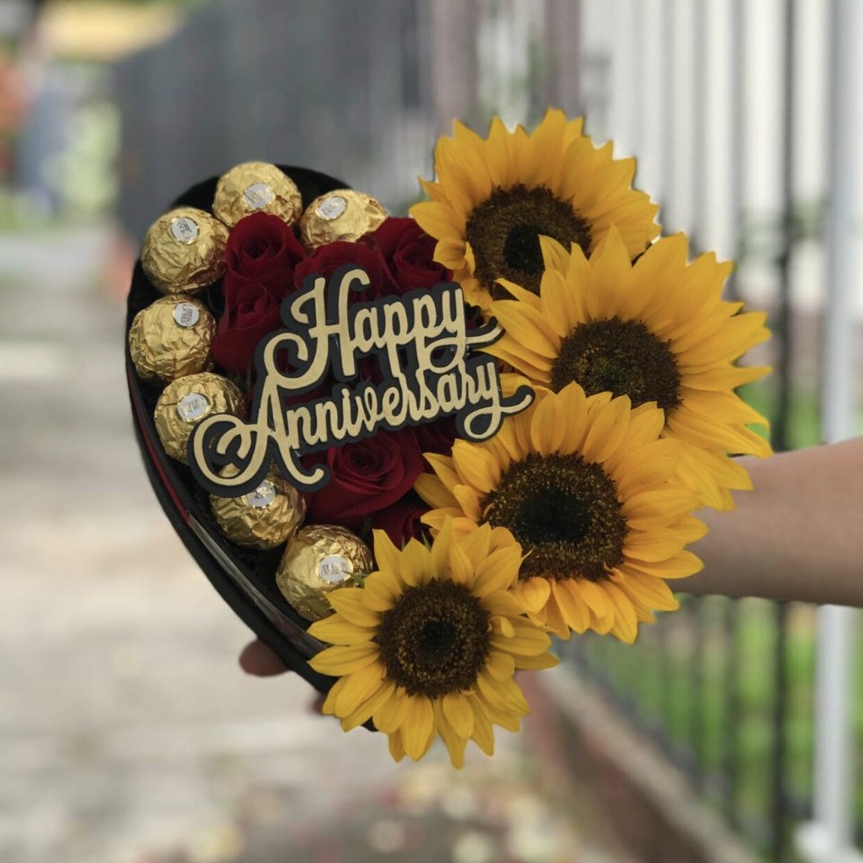 Caja Corazón de Rosas y Girasoles + Ferrero Rocher + Topper – Floristería y  Regalos Luxury Roses