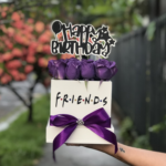 Caja Friends de 16 Rosas con Rótulo Frontal + Topper1
