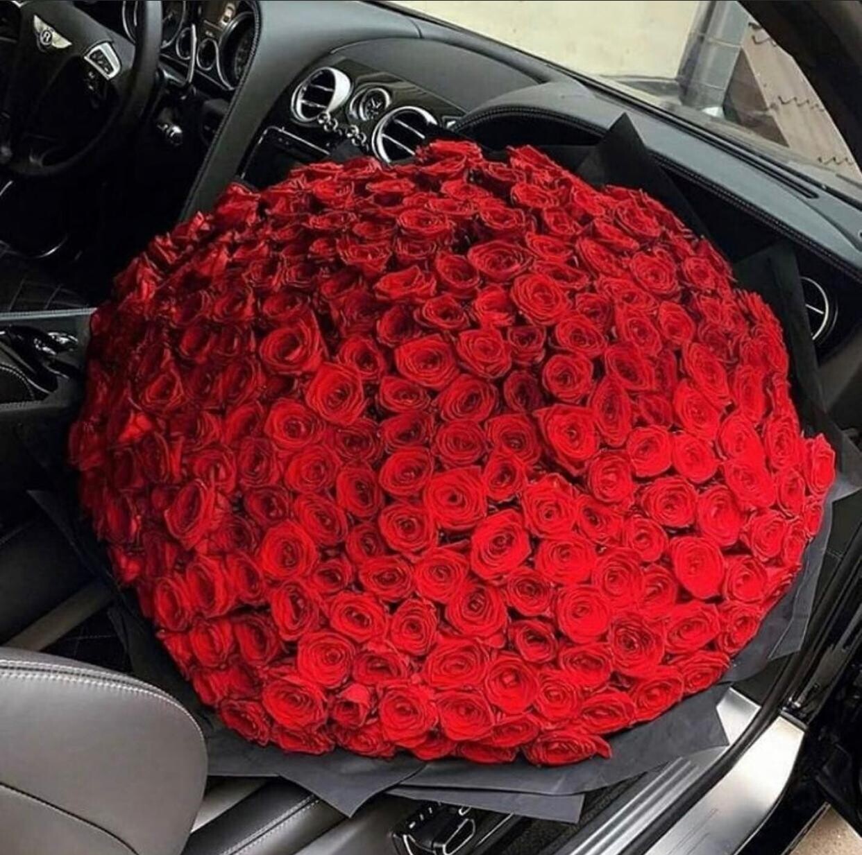 Ramo de 200 Rosas Rojas – Floristería y Regalos Luxury Roses