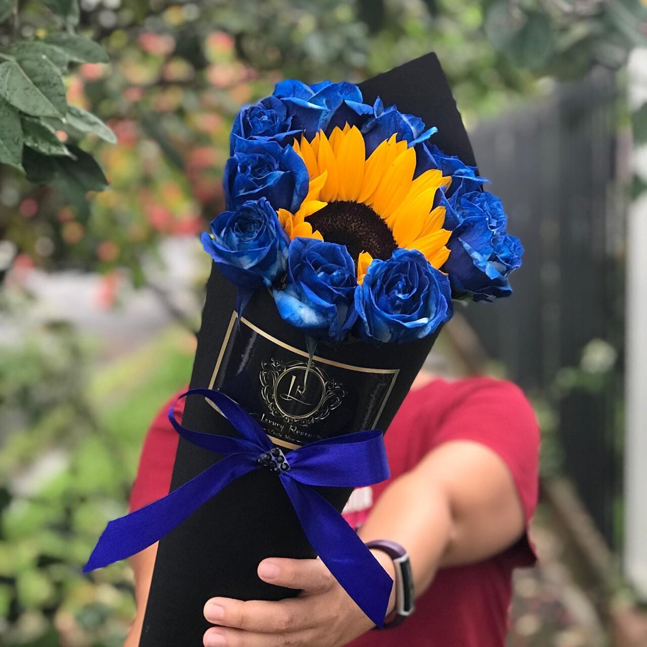 Cono de 9 Rosas Azules y Girasol – Floristería y Regalos Luxury Roses