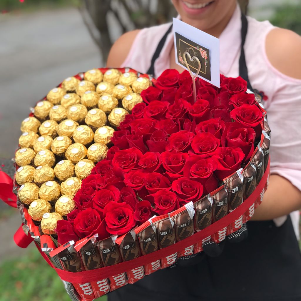 Corazón 50 Rosas + 45 Barras de chocolates + 40 Ferrero Rocher – Floristería y Regalos Luxury Roses Corazón 50 Rosas + 45 Barras de chocolates + 40 Ferrero Rocher – Floristería y Regalos Luxury Roses