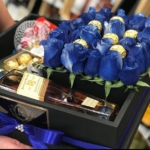 Bandeja Delux 24 Rosas + 14 Ferrero Rocher + Whisky Escoces 18 Años Johnnie Walker Botella 750 Ml + Queso holandes1