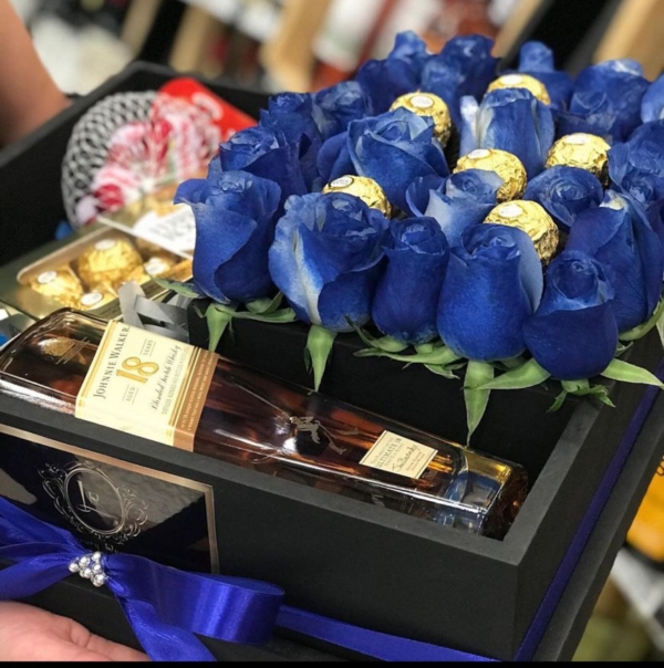 Bandeja Delux 24 Rosas + 14 Ferrero Rocher + Whisky Escoces 18 Años Johnnie Walker Botella 750 Ml + Queso holandes1