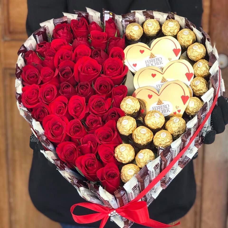 Corazón 50 Rosas + 45 Barras de chocolates + 40 Ferrero Rocher –  Floristería y Regalos Luxury Roses