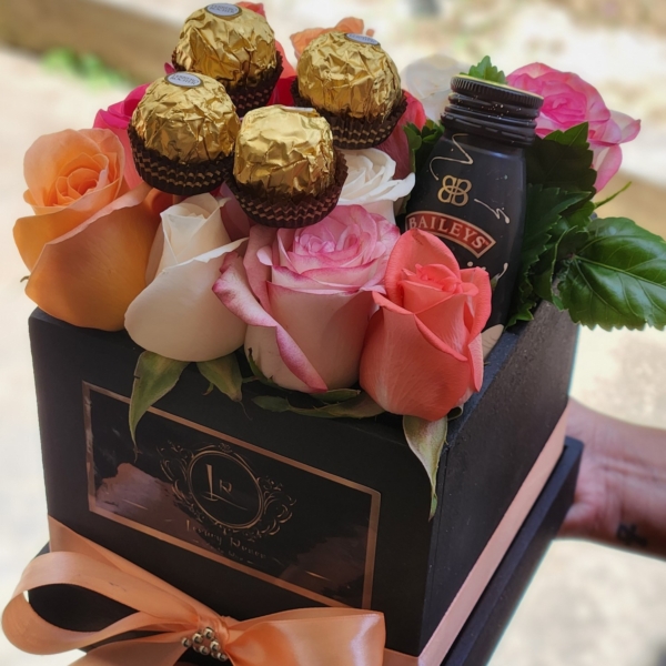 Decorar atleta costilla Caja Rosas Multicolor + Ferrero rocher + Mini baileys – Floristería y  Regalos Luxury Roses